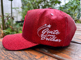 PRÉ-VENDA - DISPONÍVEL A PARTIR DE 22/10 - BONÉ MST COM GLITTER - CARNAVAL 2026 - VERMELHO - LOGO MST 40 ANOS E BORDADO “GENTE É PRA BRILHAR”
