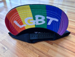 BONÉ PRETO LGBT - Aba interna com arco-íris, escrita “LGBT” branco e bandeira LGBT SEM TERRA na lateral