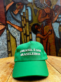 BONÉ “O BRASIL É DOS BRASILEIROS” VERDE - frase em alto relevo e bandeira do Brasil em silk na lateral