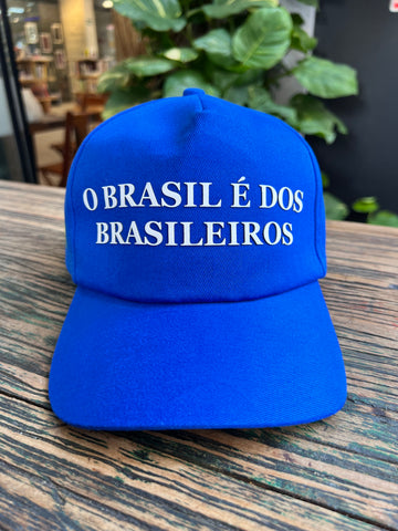 BONÉ “O BRASIL É DOS BRASILEIROS” - frase em alto relevo e  bandeira do Brasil em silk nas laterais